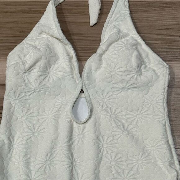 Cupshe Plunge Halter Cutout One Piece Swimsuit Cream Women’s Medium - Picture 2 of 4
